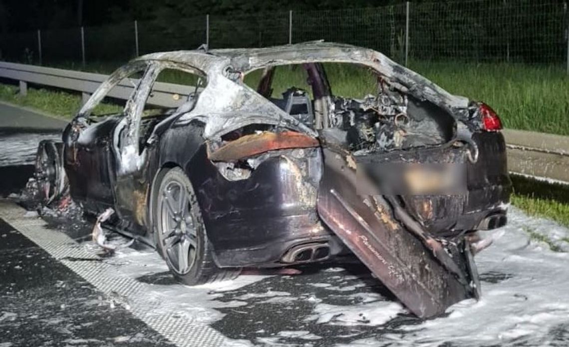 Nocny pożar na ekspresówce. Drogie auto stanęło w płomieniach
