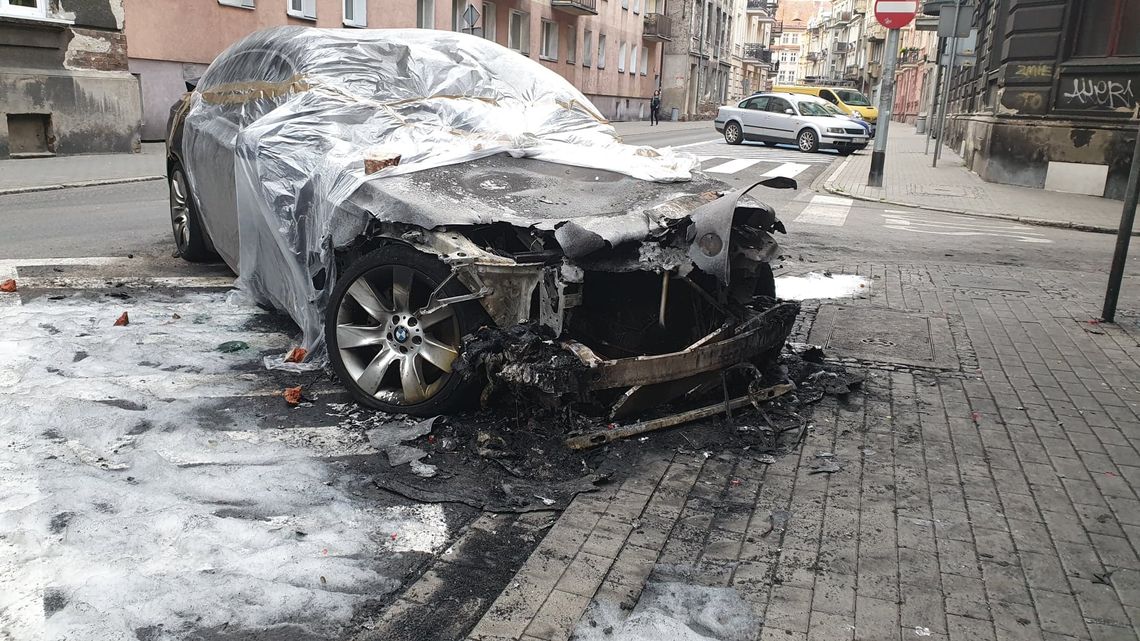 Nocny pożar samochodu na ul. Pułaskiego w Kaliszu. Spłonęło luksusowe BMW ZDJĘCIA i WIDEO