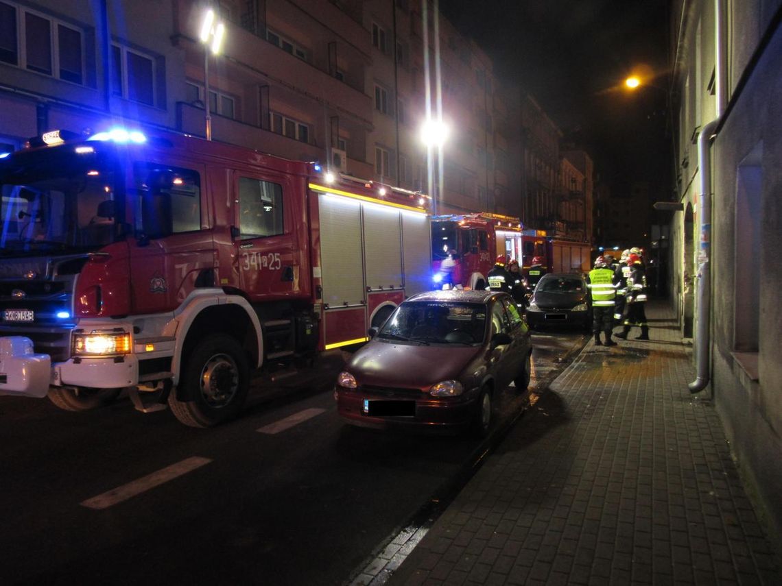 Nocny pożar w centrum Kalisza. Jedna osoba w stanie krytycznym ZDJĘCIA