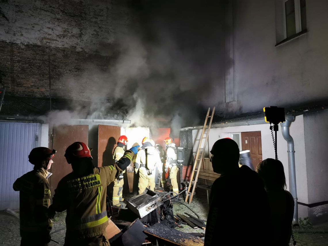 Nocny pożar w centrum Kalisza. Palił się drwalnik i przedpokój mieszkania