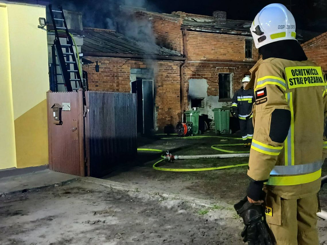 Nocny pożar w powiecie. Strażacy walczyli z ogniem przez kilka godzin