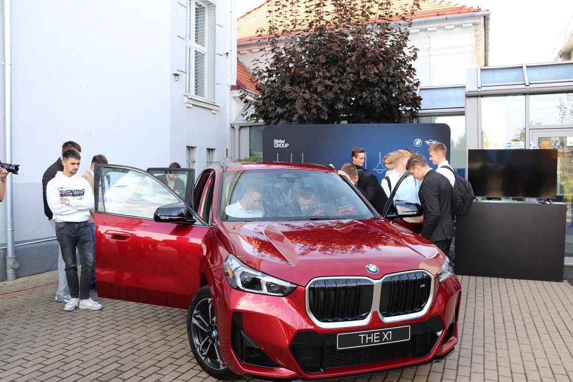 Nowe BMW dla kaliskiej „Samochodówki”. Uczniowie będą szkolić się na najnowszym modelu X1