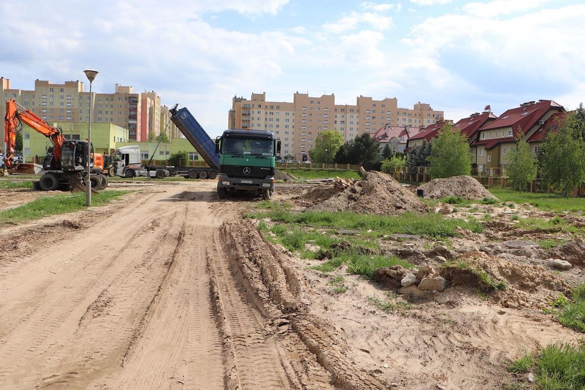 Nowe boiska dla uczniów „Siedemnastki” ZDJĘCIA