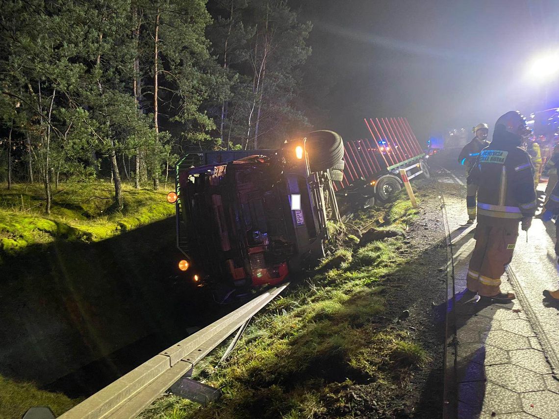 Nowe Prażuchy. Zderzenie dwóch ciężarówek, w akcji 6 zastępów straży pożarnej