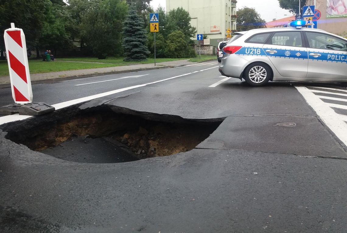 Nowy Świat się zapada. Wielka dziura w jezdni ZDJĘCIA