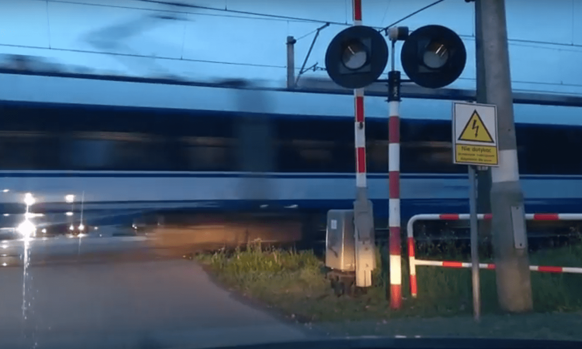 O krok od tragedii! Jedzie pociąg, rogatki podniesione WIDEO