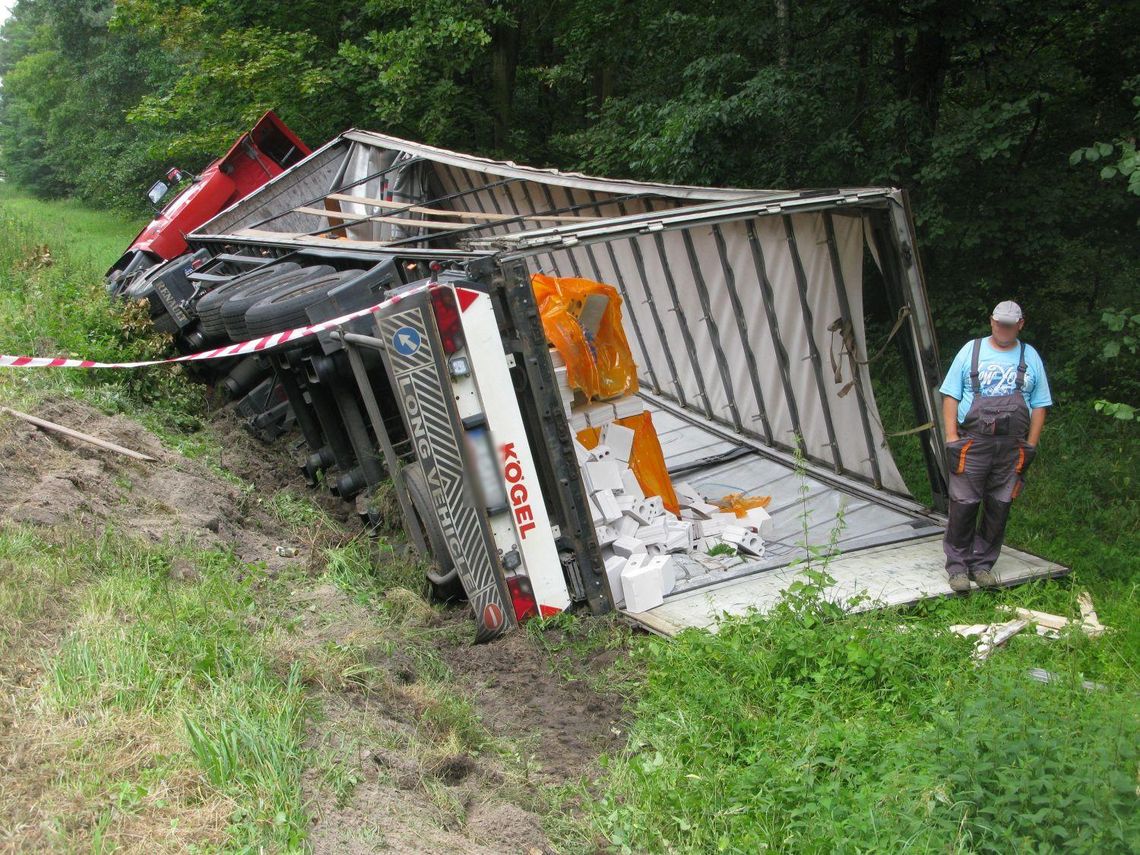 O krok od tragedii. Tir wypełniony cegłami staranował przystanek autobusowy ZDJĘCIA