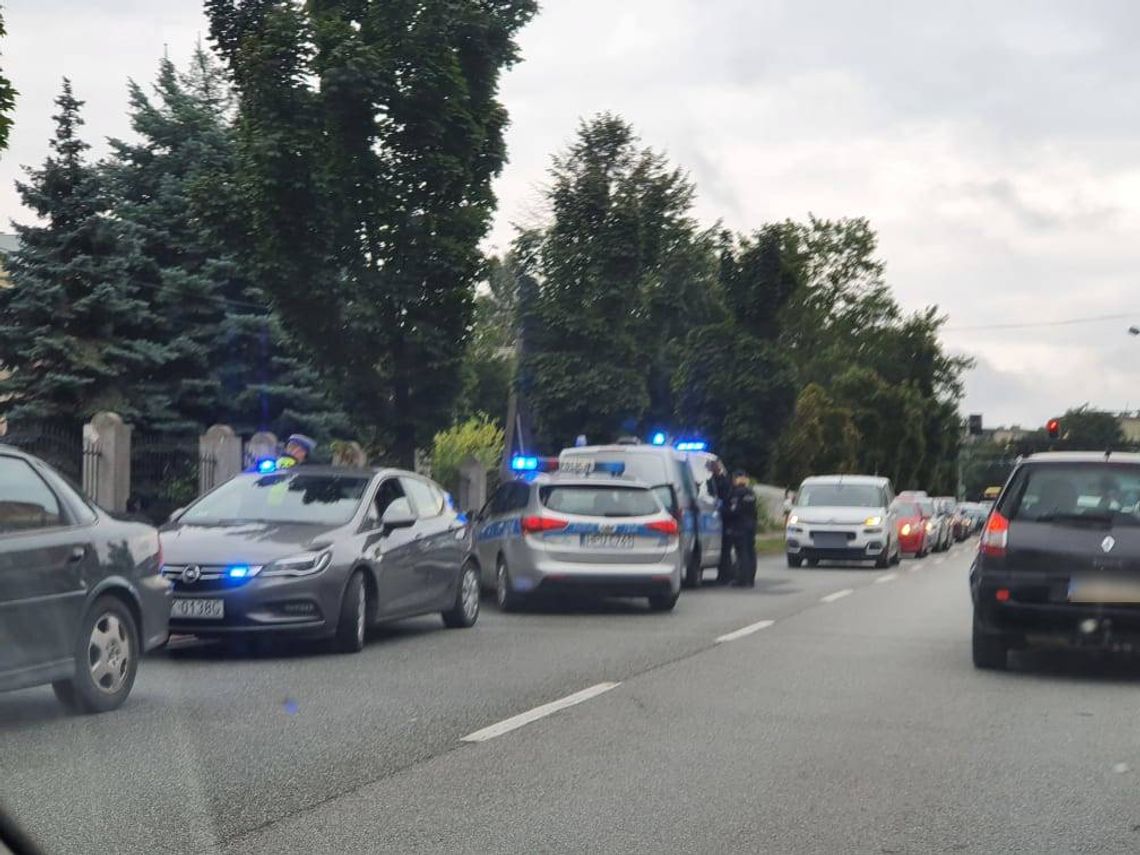 Obława za sprawcą napaści na młodą kobietę. "Kopał i podduszał"