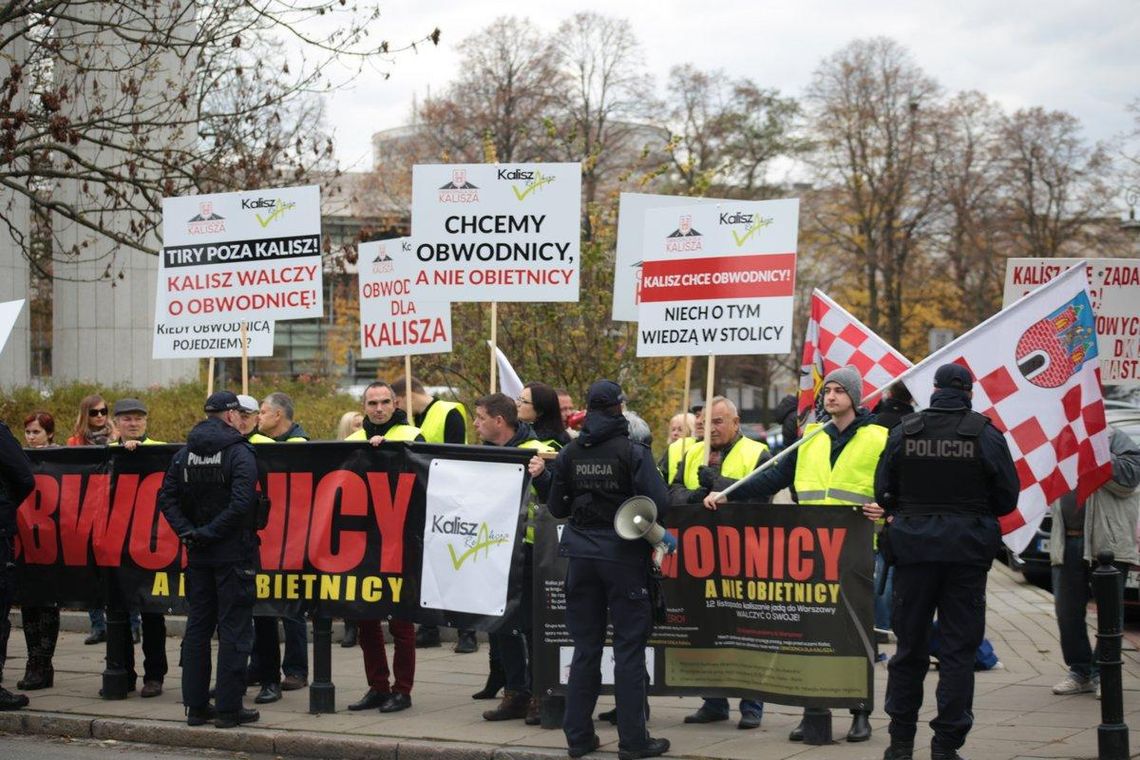 „Obwodnica dla Kalisza!” – grupa kaliszan manifestowała przed Sejmem FOTORELACJA