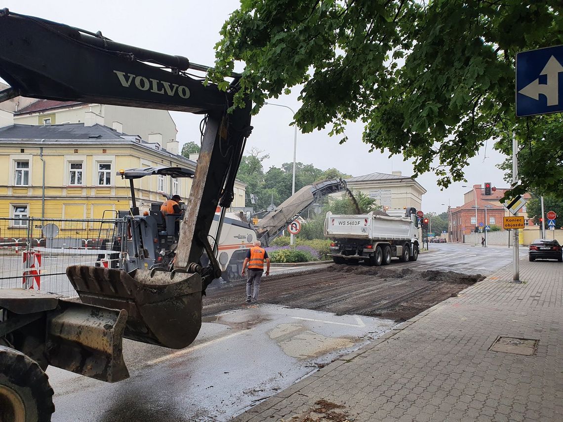 Od rana ruszyły roboty na kolejnym odcinku ul. Nowy Świat ZMIANY W RUCHU