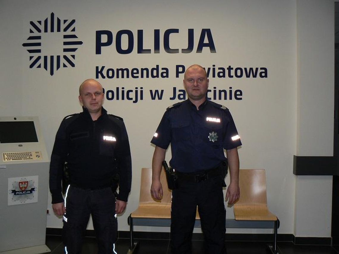 Odcięli wisielca i podjęli reanimację. Policjanci uratowali życie mężczyźnie