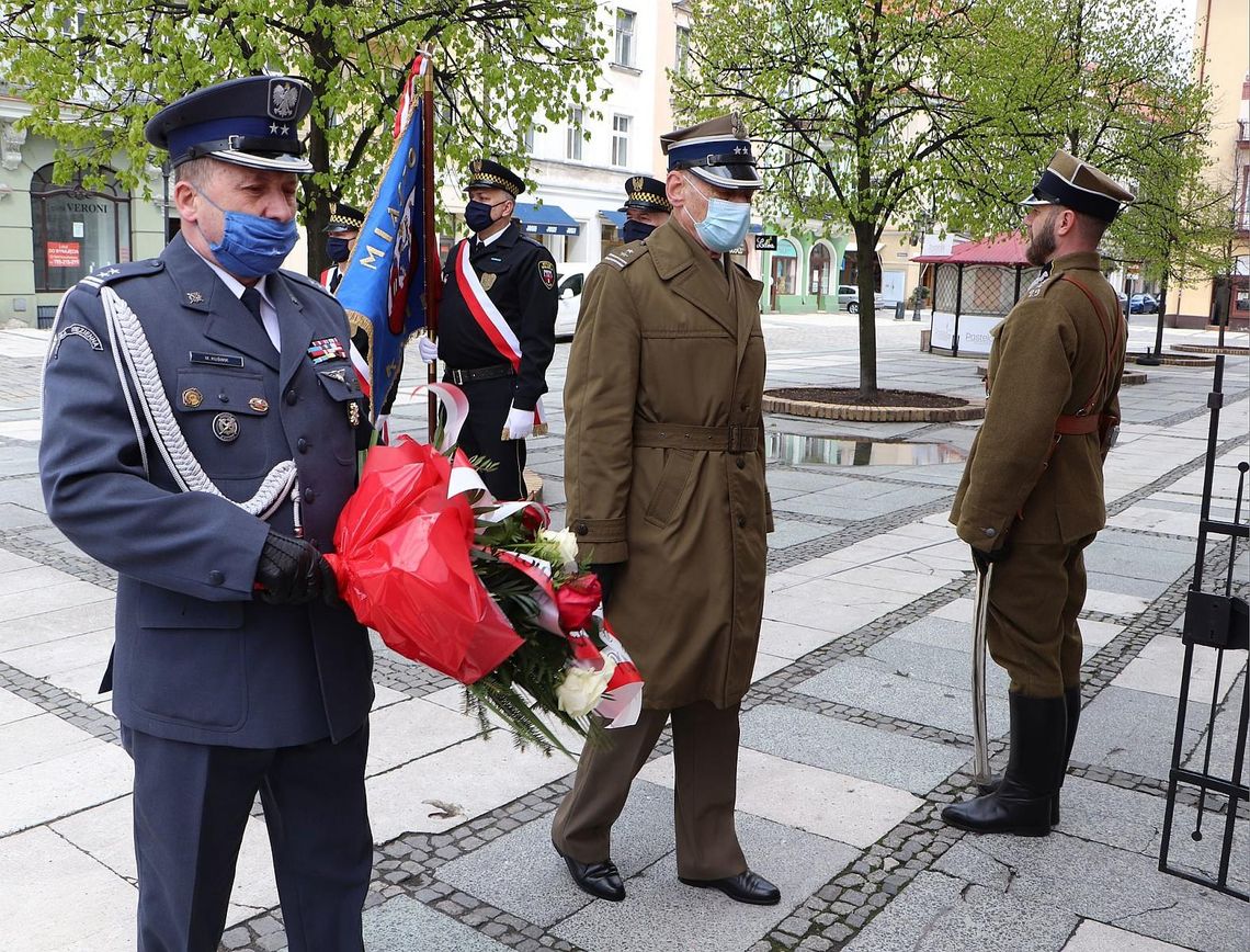 Oddali hołd ofiarom II wojny światowej i obrońcom ojczyzny ZDJĘCIA