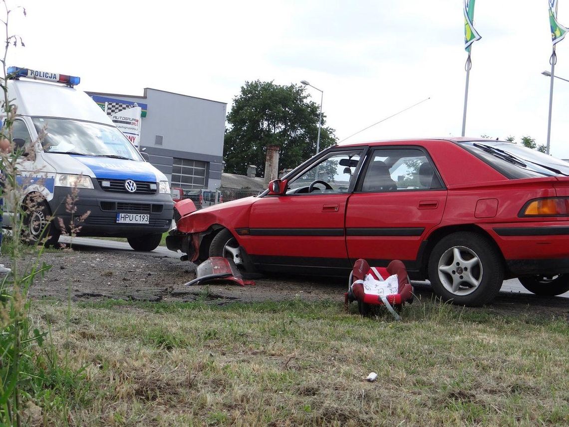 Odwróciła się na chwilę do dziecka i zjechała na przeciwny pas ruchu ZDJĘCIA