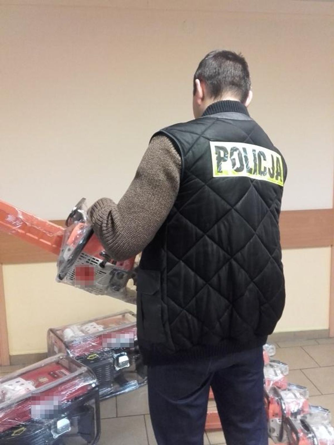 Oferowali przed marketem podróbki elektronarzędzi ZDJĘCIA
