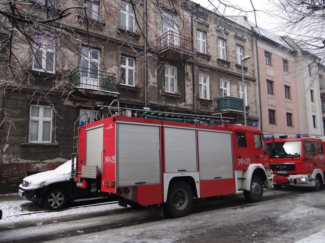 Ogień powstał między kondygnacjami. Strażacy musieli rozbierać sufit ZDJĘCIA