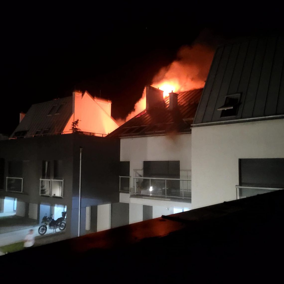 Ogień widoczny z daleka. Straż z dwóch powiatów