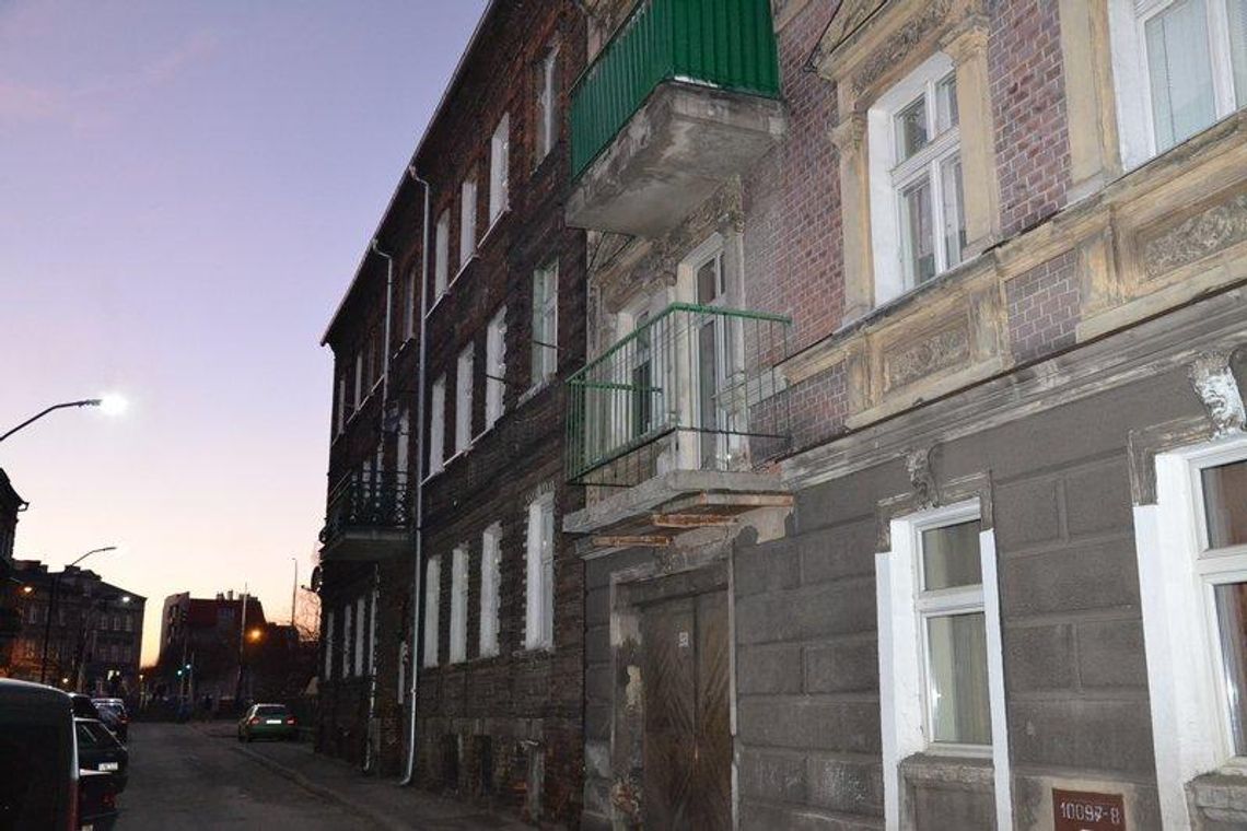 Ogłuszyła 84-latkę i splądrowała jej mieszkanie. Policja szuka napastniczki