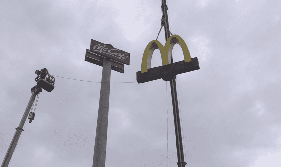Ogromne logo McDonald’s wciągnięte na maszt WIDEO