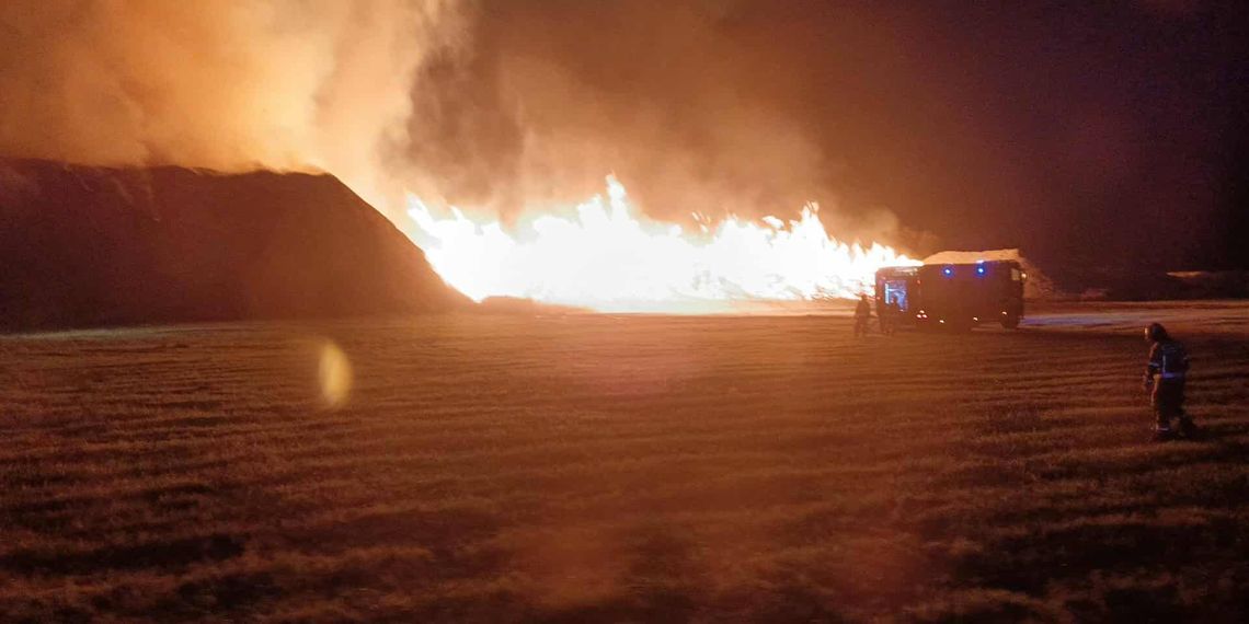Ogromny pożar pod Kaliszem. Strażacy walczą z ogniem całą noc