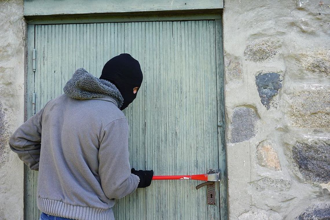 Okradali hurtownię tak głośno, że obudzili sąsiada-policjanta