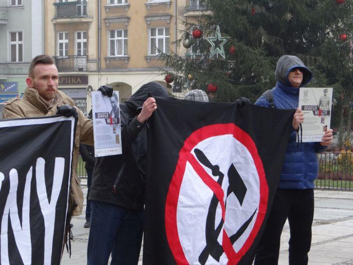 Okrzyki, transparenty, wyzwiska. Kaliszanie świętowali wyzwolenie WIDEO i ZDJĘCIA