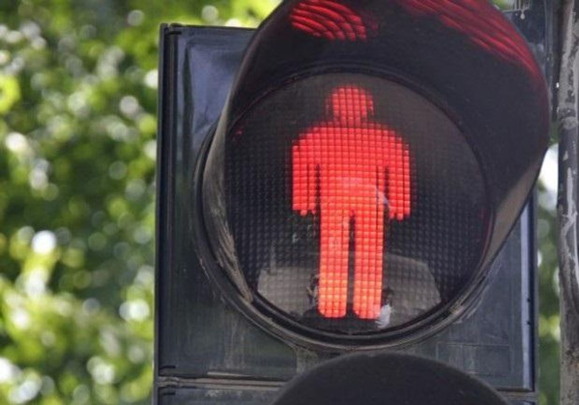Omal nie pobił policjanta, bo przyłapał go, gdy przechodził na czerwonym świetle