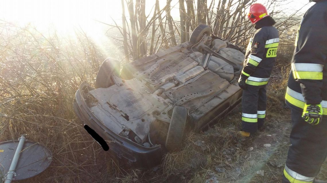 Opel dachował i wylądował w rowie. W aucie ciężarna kobieta ZDJĘCIA