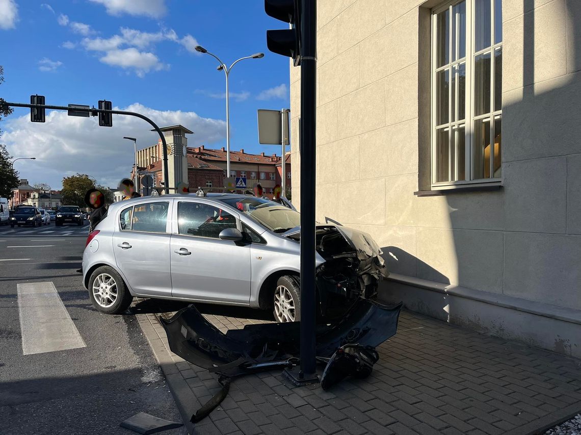 Opel zderzył się z karetką. Osobówka zatrzymała się na chodniku przy Rogatce Wrocławskiej