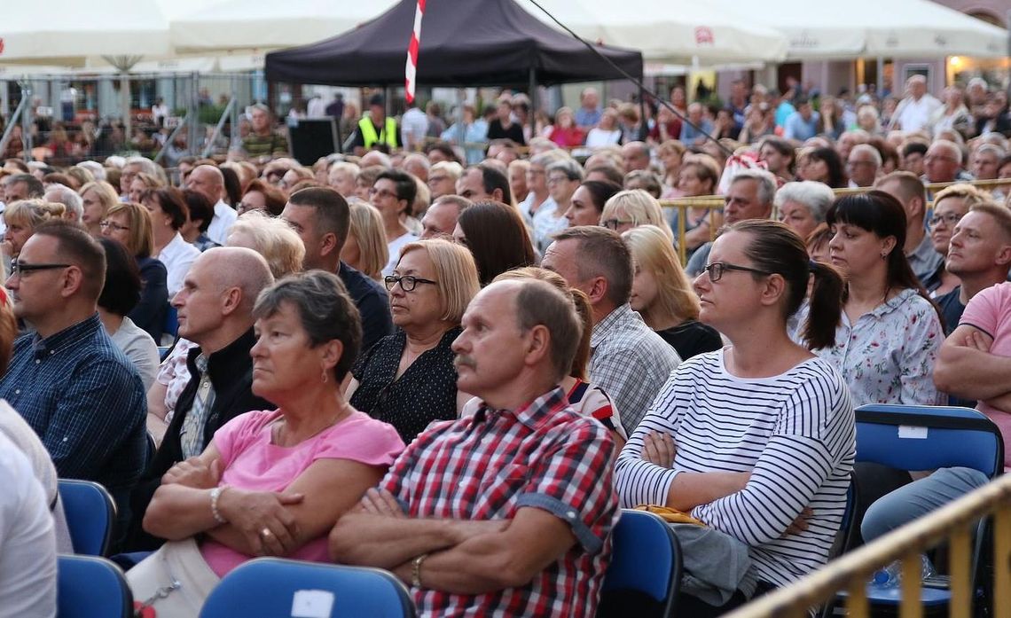 Open Air Gala w Kaliszu. Przeboje muzyki operowej wybrzmiały na Głównym Rynku ZDJĘCIA