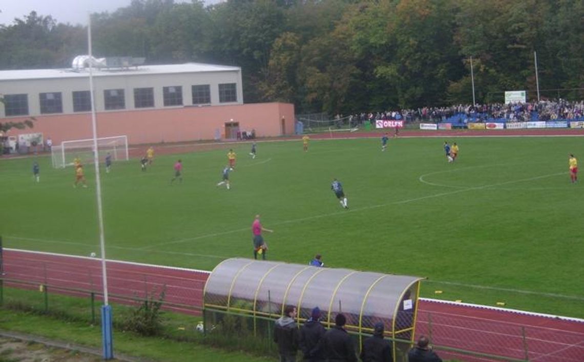 Organizator meczu złamał prawo? Za dużo kibiców na stadionie i burdy, sprawę bada prokuratura