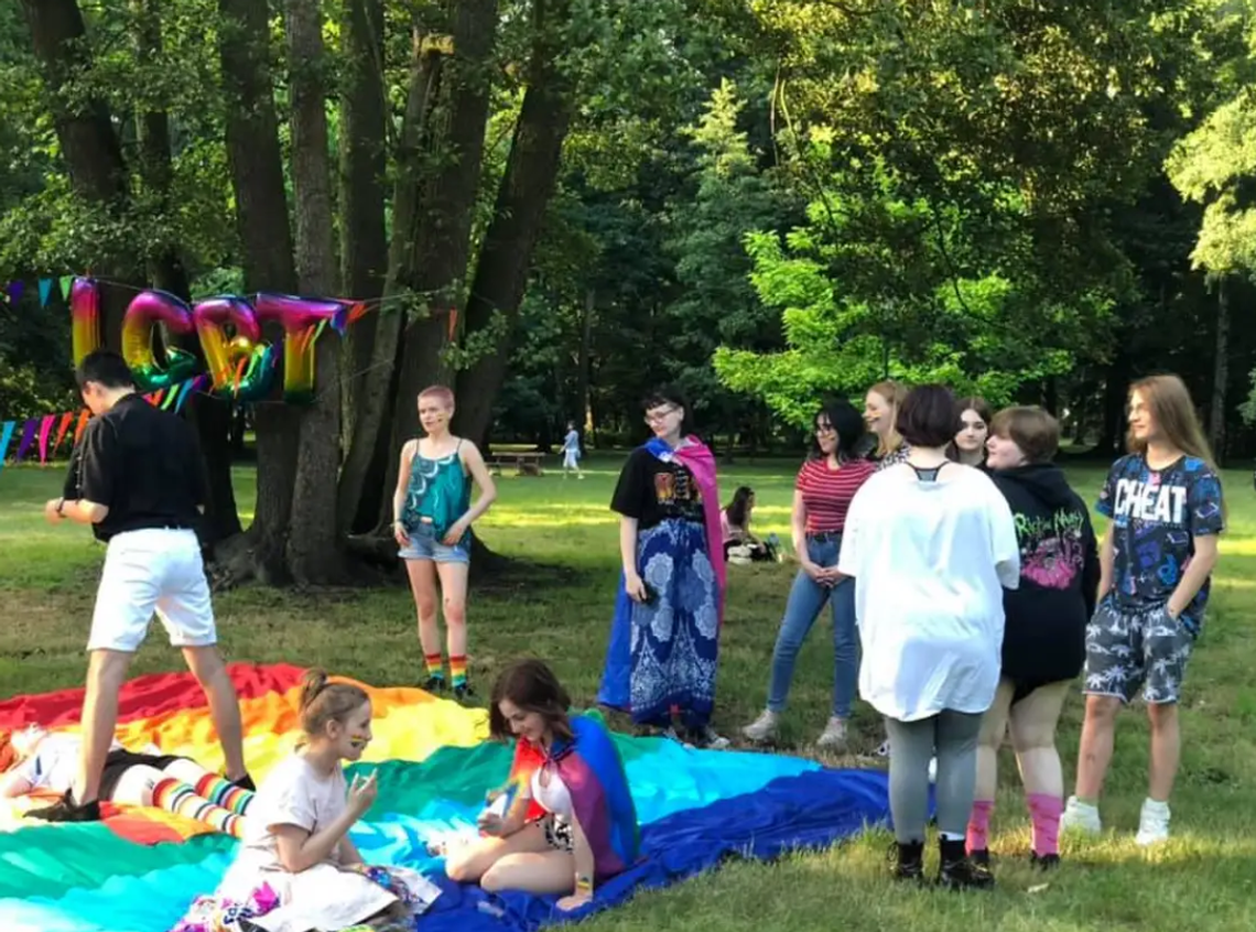 Organizują Piknik Równości w Kaliszu. „𝗭𝗮𝗽𝗿𝗮𝘀𝘇𝗮𝗺𝘆 𝗼𝘀𝗼𝗯𝘆 𝗾𝘂𝗲𝗲𝗿 𝗶 𝘀𝗼𝗷𝘂𝘀𝘇𝗻𝗶𝗸ó𝘄”