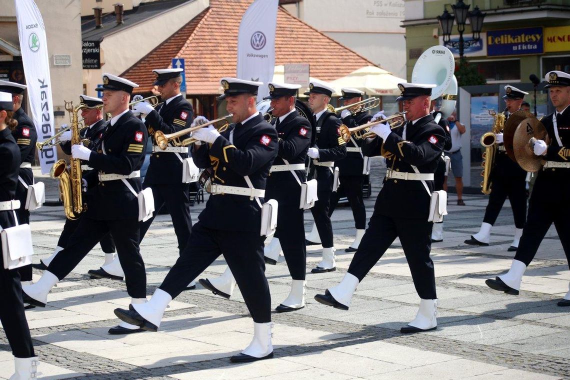 Orkiestra Wojskowa ze Świnoujścia zagrała na Głównym Rynku WIDEO