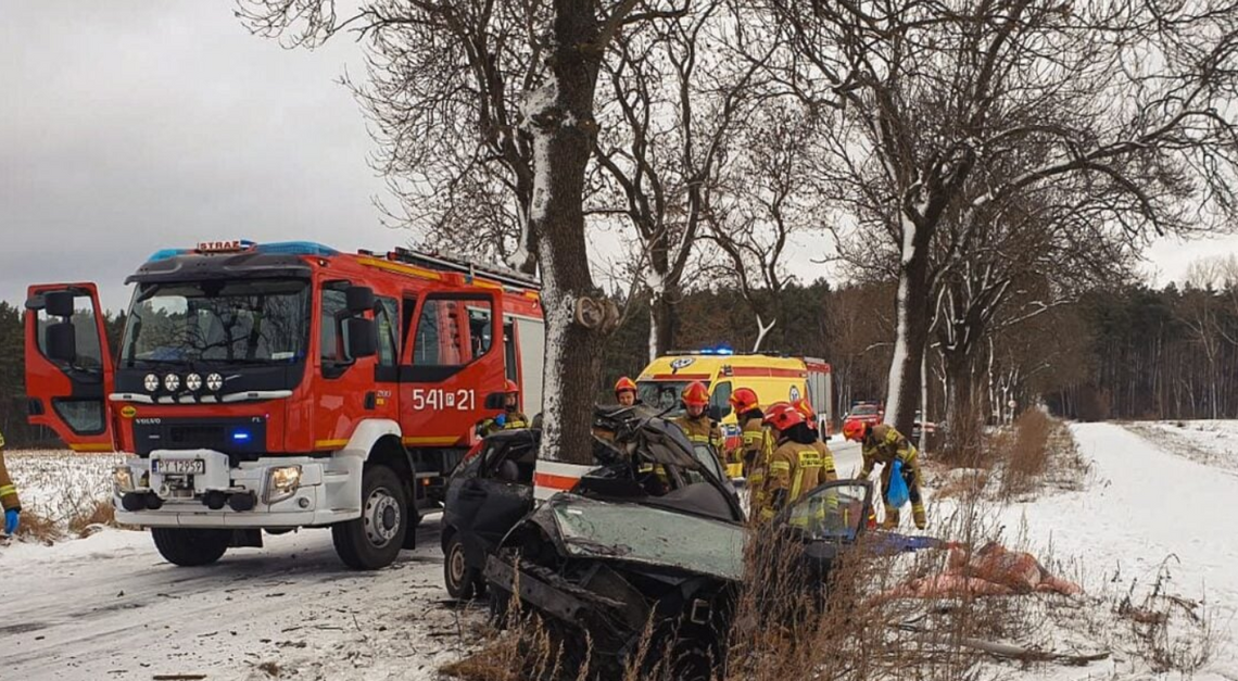 Osobówka roztrzaskała się o drzewo. Nie żyje 19-latek