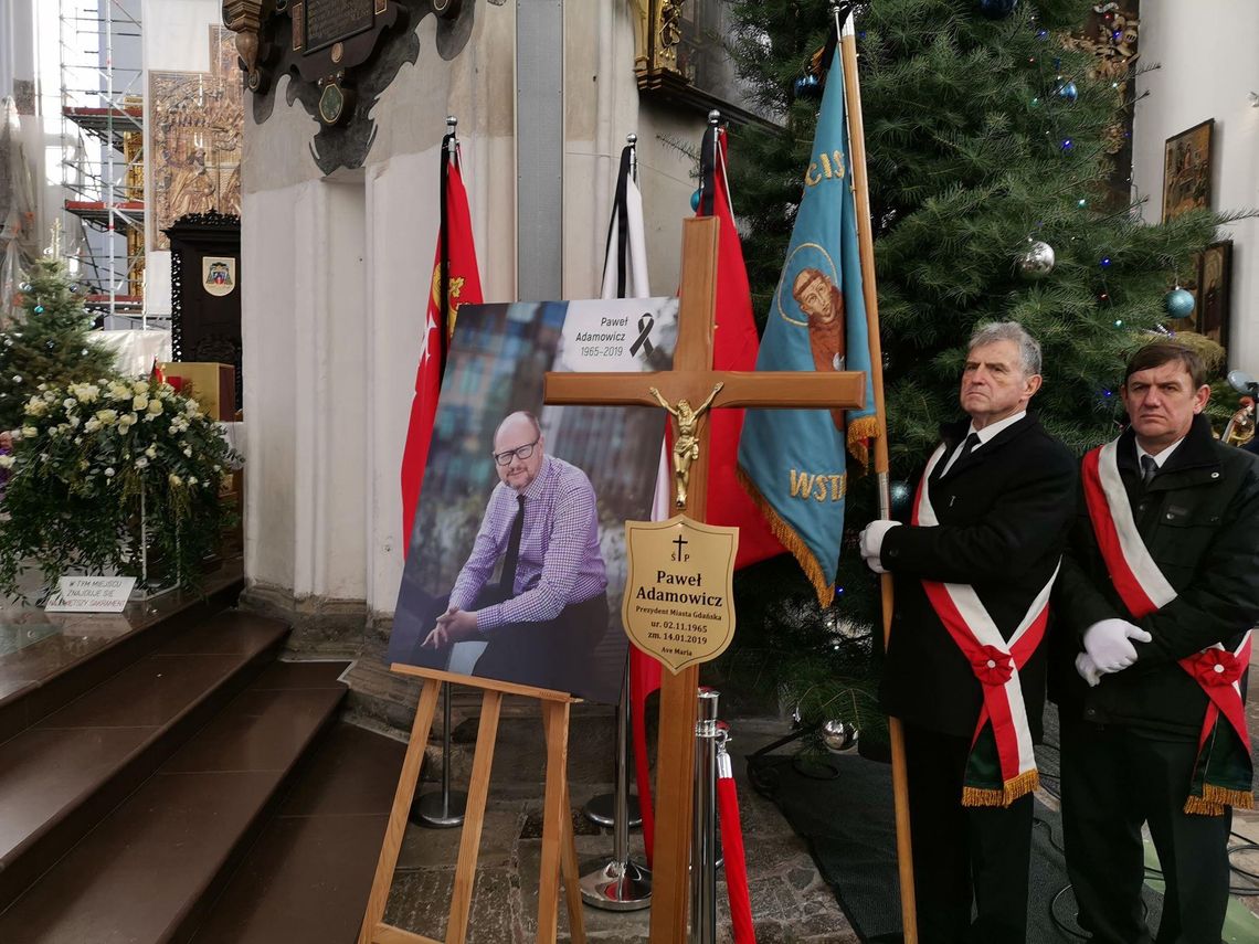 Ostatnie pożegnanie Pawła Adamowicza. Jest też delegacja z Kalisza ZDJĘCIA