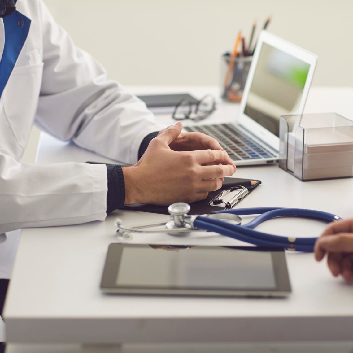 Oszustwo w gabinecie. Podszywał się pod lekarkę i wystawiał wyniki badań