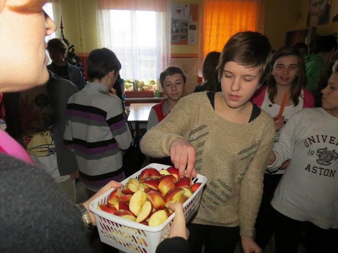 Owoce zamiast chipsów - zdrowa żywność w szkolnym sklepiku