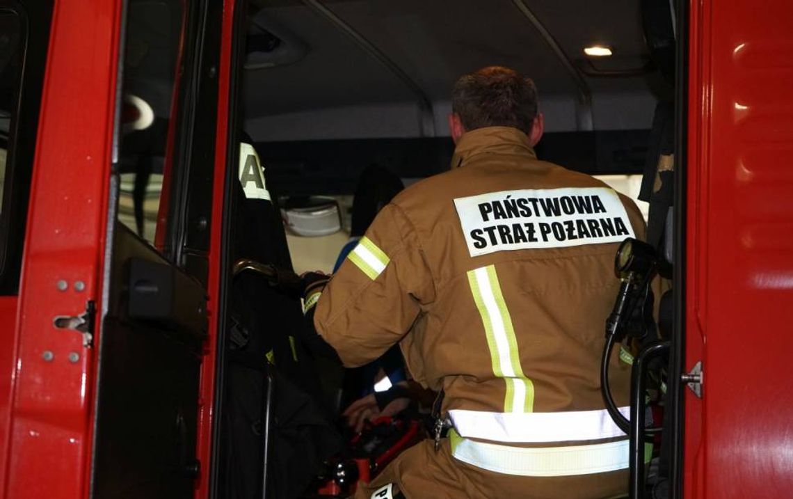 Paliwo rozlane na klatce schodowej bloku. Interweniowała straż pożarna, sprawę bada policja