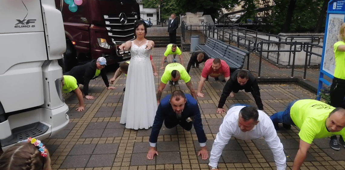 Para młoda i goście „pompują” dla Daniela. Młody chłopak chce odzyskać życie WIDEO
