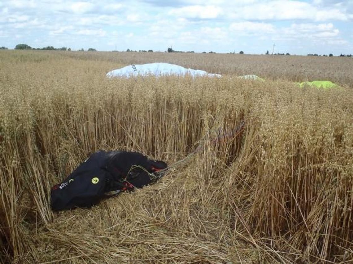 Paralotnią rozbił się o ziemię  FOTO