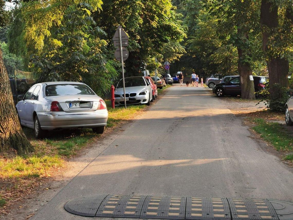 Park w Szczypiornie. Dla ludzi czy samochodów? ZDJĘCIA