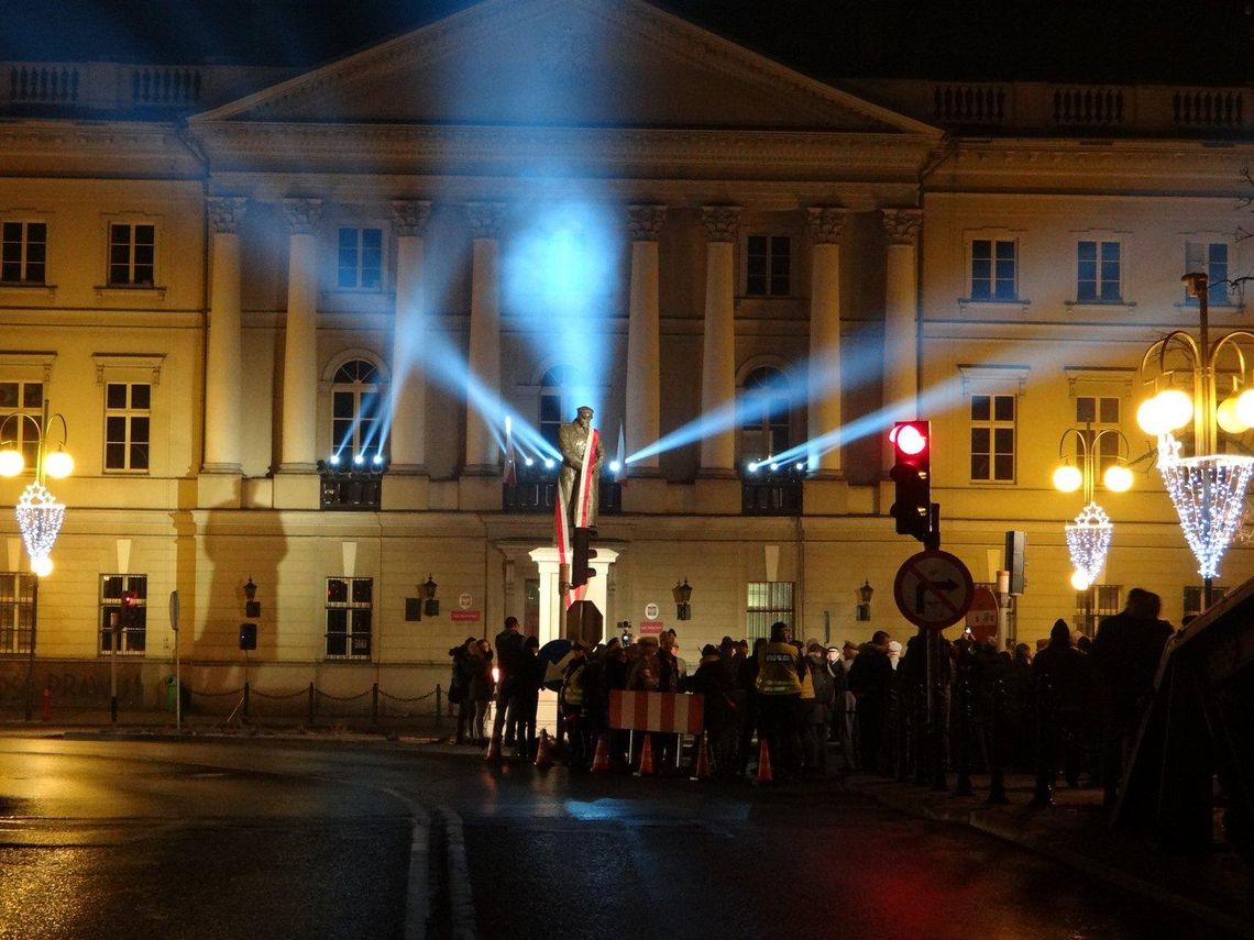 Patriotyczna oprawa, spektakularne oświetlenie. Pomnik Marszałka odsłonięty ZDJĘCIA