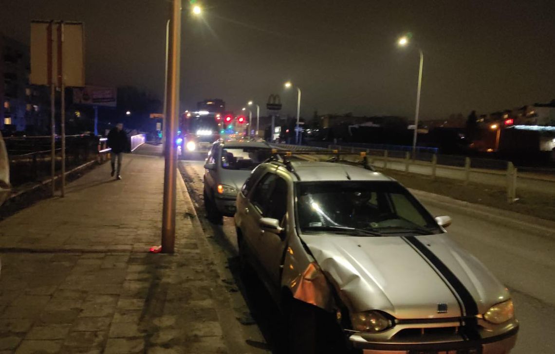 Pechowy piątek 13 w Kaliszu. Kobieta wjechała w latarnię i trafiła do szpitala Pechowy piątek 13 w Kaliszu. Kobieta wjechała w latarnię i trafiła do szpitala