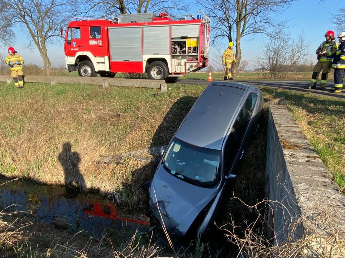 Pechowy skręt w lewo i nieudane wyprzedzanie. Auto w rowie