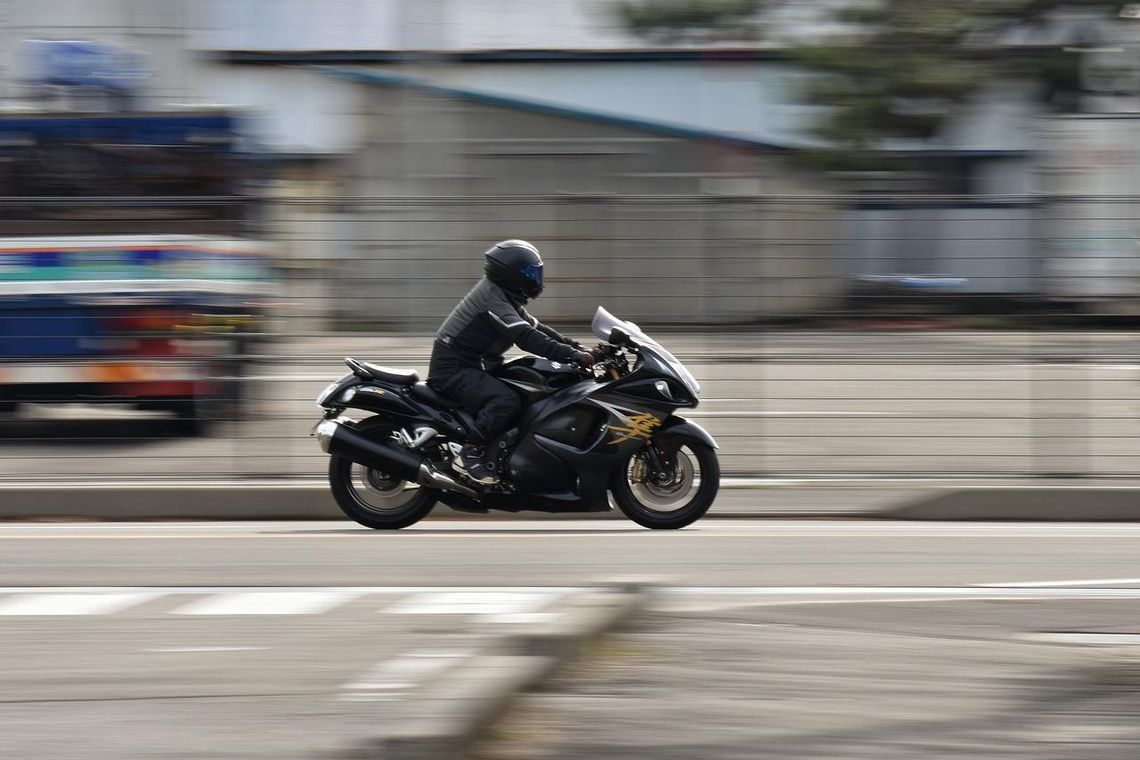 Pędził motocyklem z prędkością 170 km/h. 22-latek nie miał uprawnień do kierowania