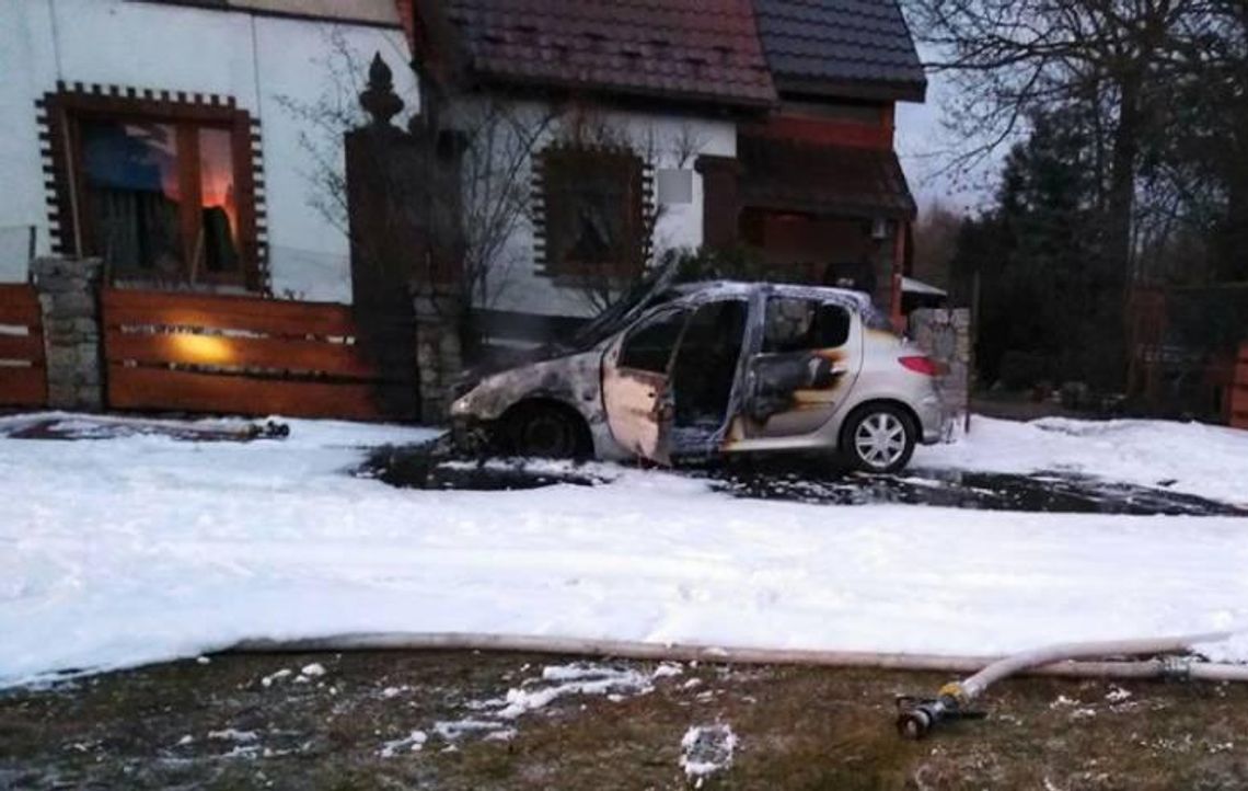 Peugeot spłonął przed domem