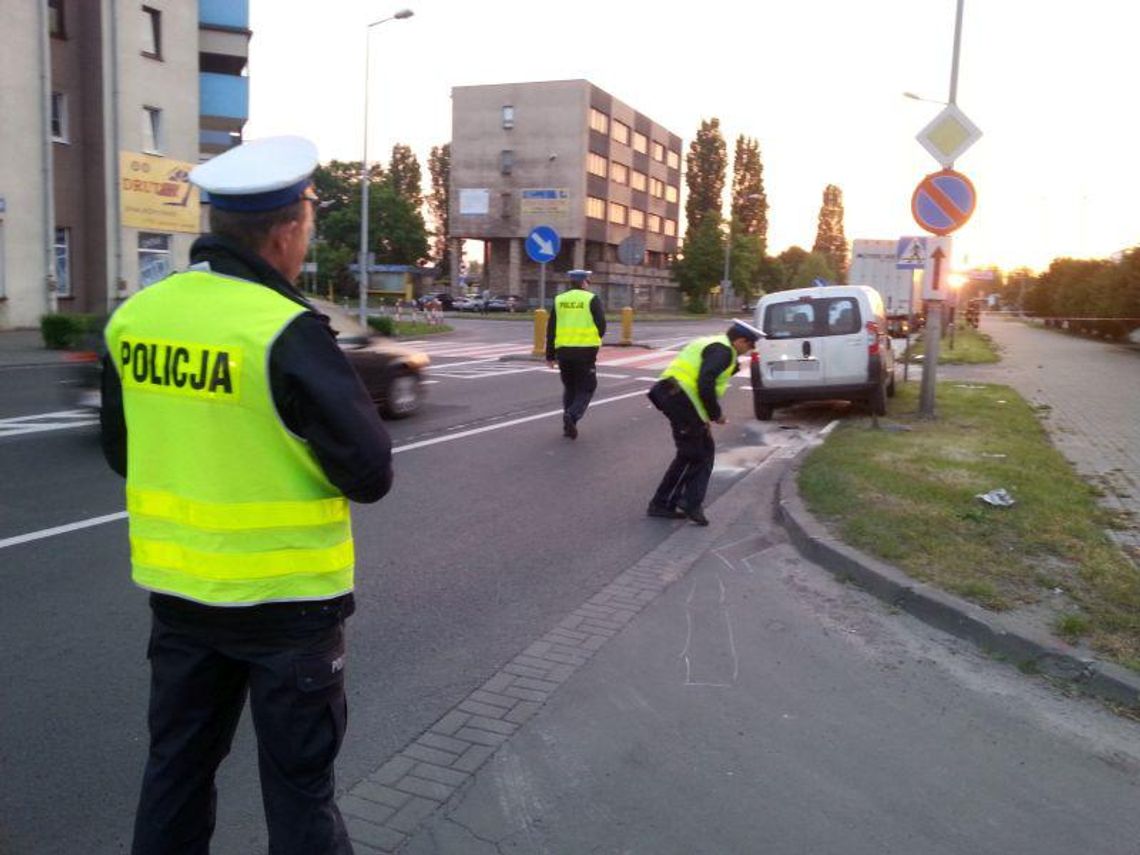 Peugeot wjechał pod ciężarówkę ZDJĘCIA