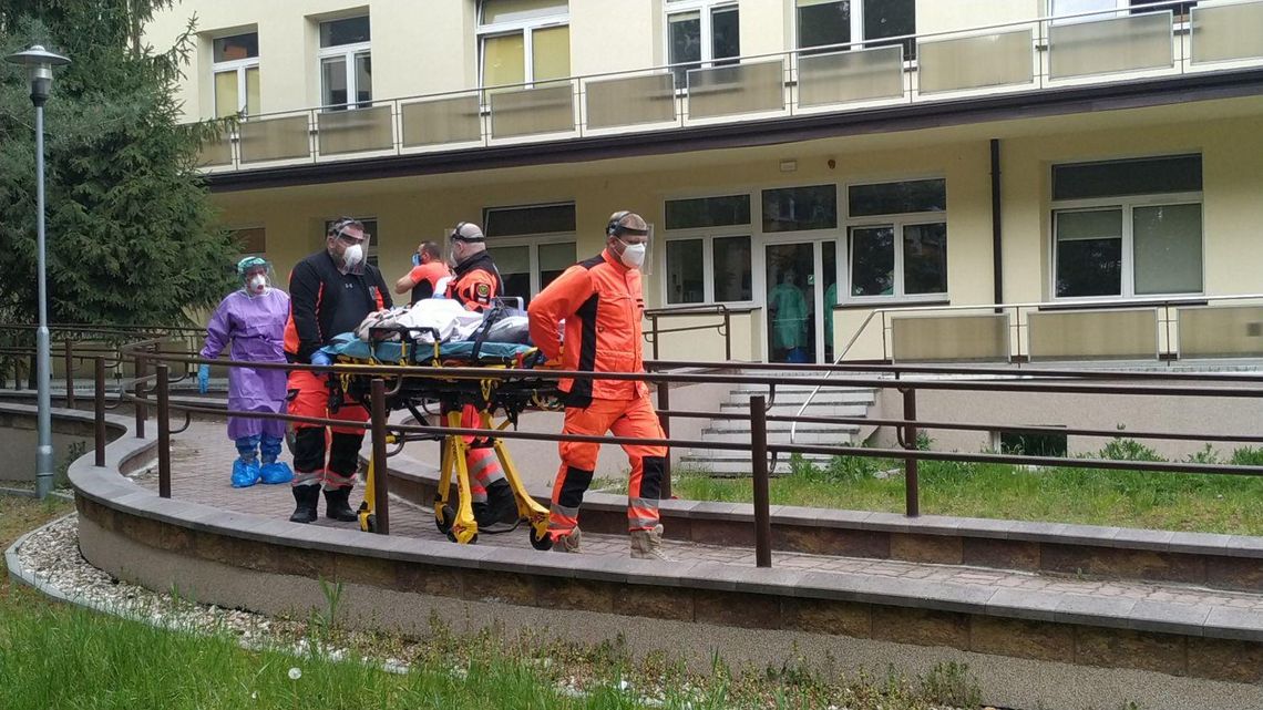 Pierwsi pacjenci bez koronawirusa opuszczają szpital w Wolicy ZDJĘCIA i WIDEO