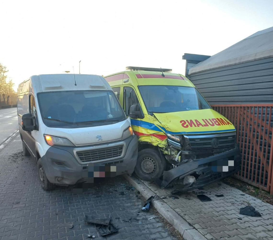 Pierwszeństwo nie zwalnia z ostrożności. Kolizja z udziałem karetki Pierwszeństwo nie zwalnia z ostrożności. Kolizja z udziałem karetki