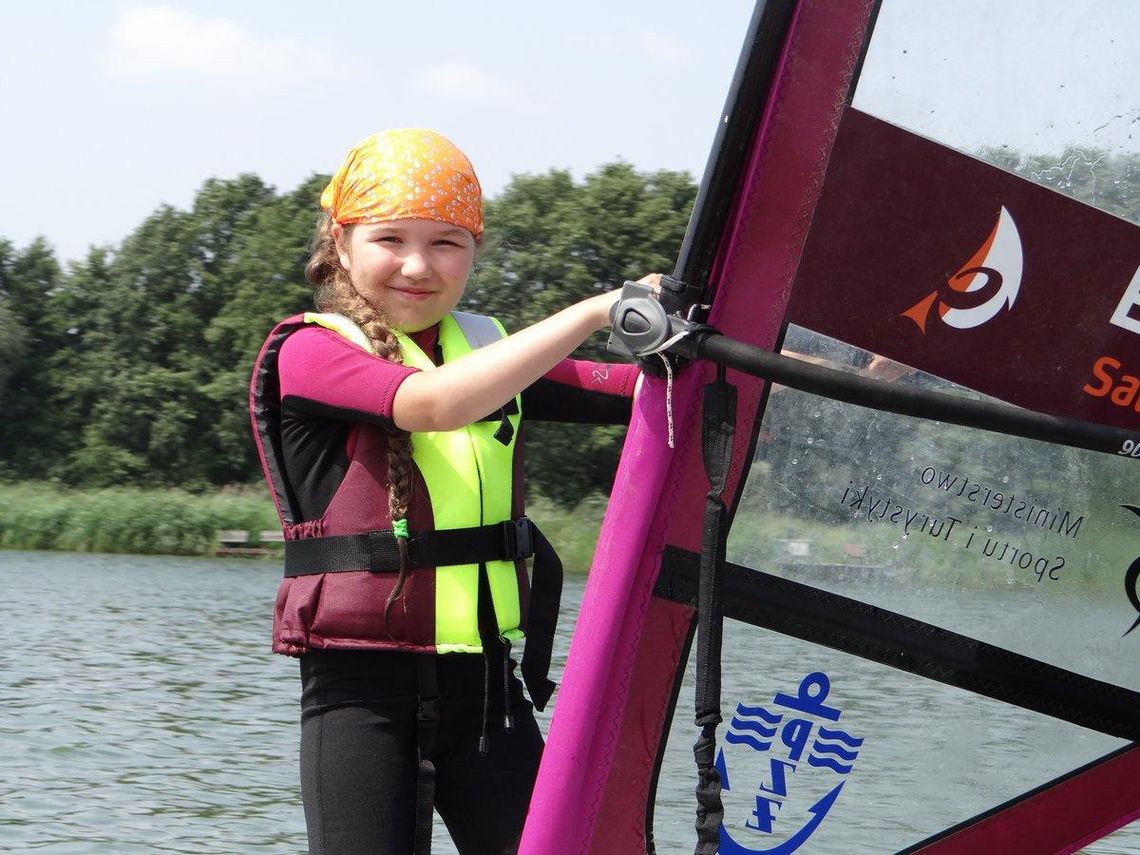 Pierwszy wiatr w żagle młodych windsurferów ZDJĘCIA