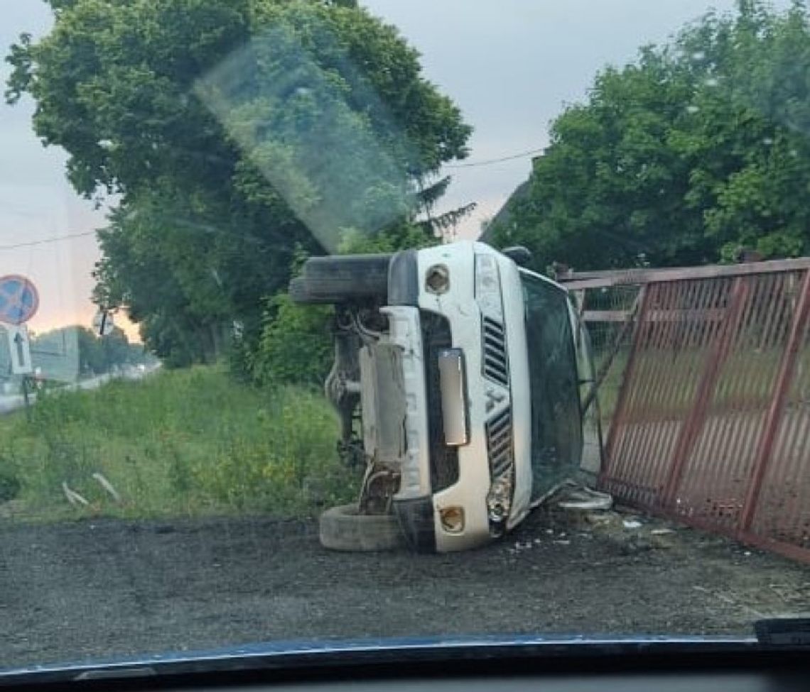 Pijani rozbili się skradzionym autem. Wcześniej splądrowali stację